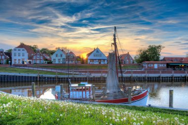 Greetsiel limanda gün batımında.