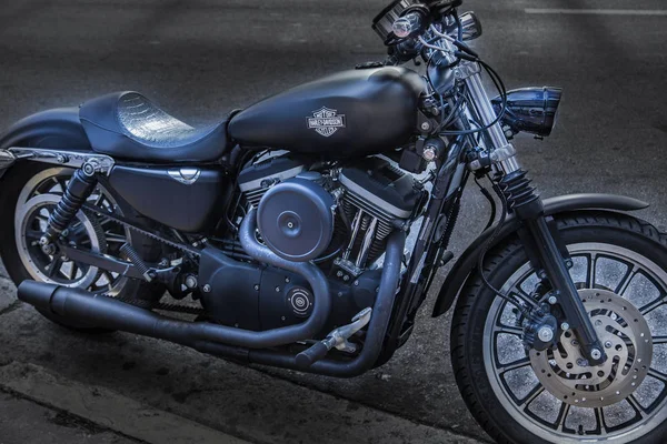 Miami, EUA - 09 de abril de 2014: A Harley Davidson on a street in Miami. Harley-Davidson Inc. é uma empresa americana de ações que se tornou internacionalmente conhecida principalmente através de sua marca de motocicleta . — Fotografia de Stock