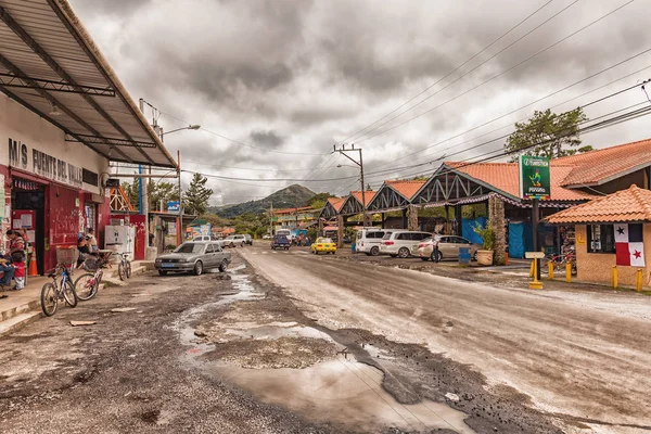 El Valle de Anton, Panama - 24 listopadu 2016: hlavní ulice s malé tržnice v El Valle de Anton malé město v provincii Panama. — Stock fotografie