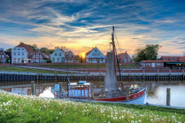 Greetsiel, Alemania - 17 de mayo de 2017: El puerto pesquero de Greetsiel al atardecer. Greetsiel es uno de los pueblos pesqueros más bellos del Mar del Norte alemán. . — Foto de Stock