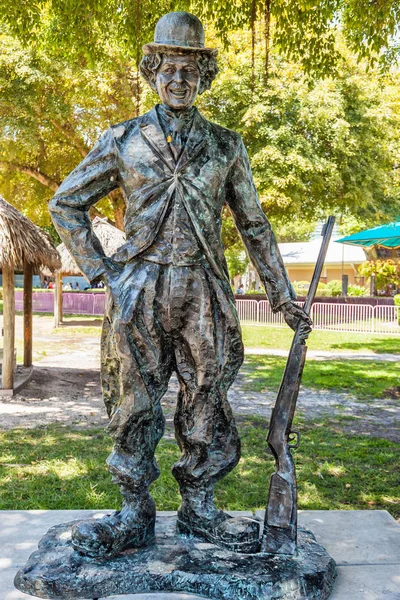 Miami, Usa - 10. April 2014: Denna stora bronsstaty av Charlie Chaplin är en av nio arbeten i Bayfront Park för Art Basel. Utställningen med titeln krig till krig funktioner historiska gestalter, känd för sina humanitära, arbete hålla kanoner. — Stockfoto