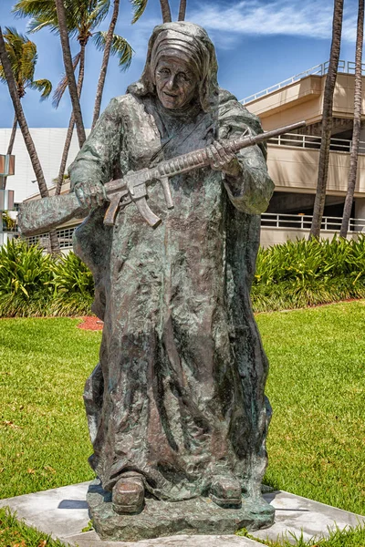 Miami, USA - 10. Aprile 2014: Questa grande statua in bronzo di Madre Teresa è una delle nove opere del Bayfront Park for Art Basel. La mostra intitolata WAR to WAR presenta figure storiche, note per il loro lavoro umanitario, con pistole in mano . — Foto Stock
