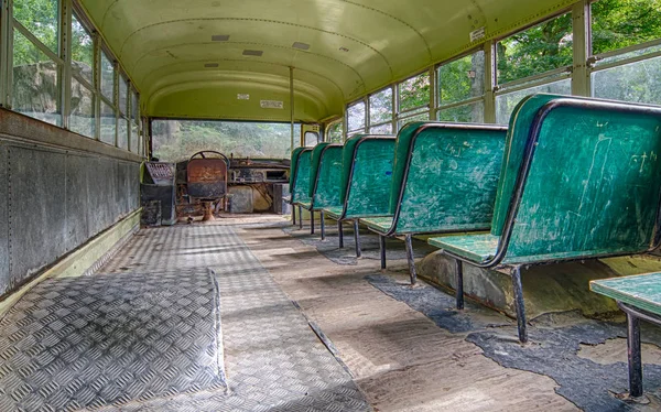 Vecchio autobus militare abbandonato dell'esercito americano . — Foto Stock