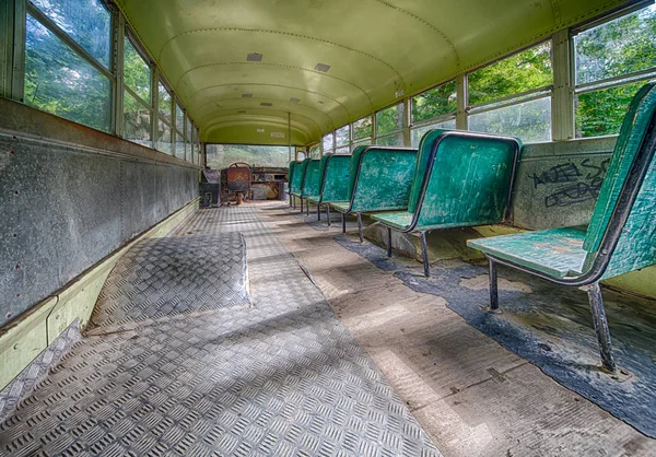 Luoghi perduti: Vecchio autobus militare abbandonato dell'esercito degli Stati Uniti . — Foto Stock