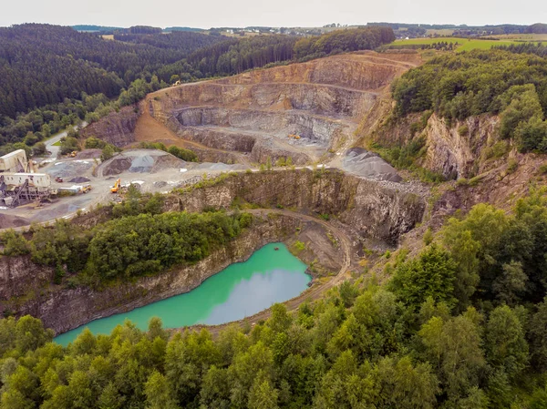 Flygbilder av en asfalt dagbrott gruva i Reichshof - Tyskland — Stockfoto