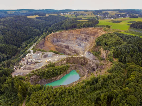 Flygbilder av en asfalt dagbrott gruva i Reichshof - Tyskland — Stockfoto