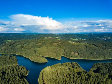 Genkeltalsperre (Genkel Barajı) hava görünümünü. Genkeltalsperre (Genkel Barajı) saf içme suyu Barajı ve Gummersbach ve Meinerzhagen kentsel alanlarda yer almaktadır.