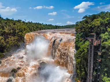 Saltos del Pazartesi yakınındaki şehir, Ciudad del Este: Paraguay
