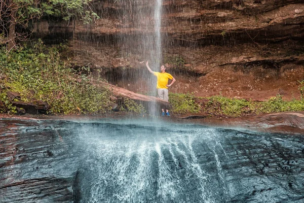 Man Bakom Den Salto Suizo Det Högsta Vattenfallet Paraguay Nära — Stockfoto