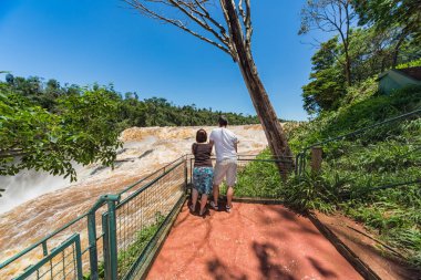 Erkek ve kadın Saltos del üzerinde Pazartesi bir şelale Paraguay Ciudad del Este city yakınındaki oteller
