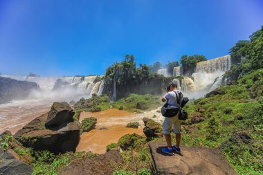 Adam, Arjantin tarafında Iguazu Şelalesi fotoğrafı.