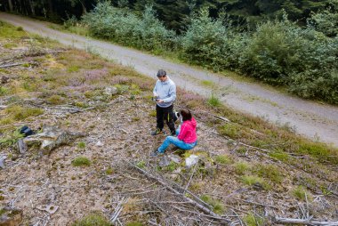 Erkek ve kadın ormanda havadan görünümü