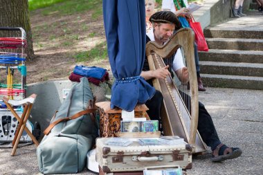 Kassel, Almanya - 15 Haziran 2017: Kassel içinde sokak müzisyeni oynarken Harp.