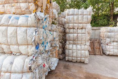 Paket / küp üzerinde geri dönüşüm bir avluya plastik çöp ile