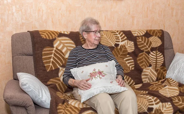 Über Jährige Großmutter Sitzt Auf Einer Couch — Stockfoto