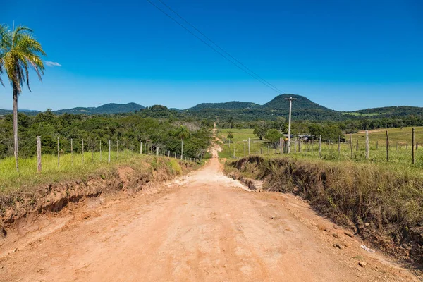 典型的红色沙子路径在巴拉圭 从科洛尼亚纪念碑到 Ybytyruzu — 图库照片