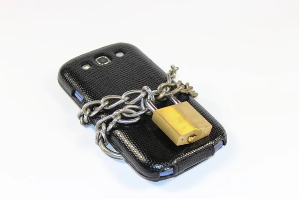Smartphone Κλειδωμένο Αλυσίδα Και Κλειδαριά Απομονωμένη — Φωτογραφία Αρχείου