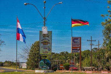 Colonia Independencia, Paraguay - 14 Mayıs 2018: Roundabout Colonia Independencia Paraguay girişinde. Almanlar tarafından kurulan koloni Paraguaylı ve Alman bayrakları darbe.