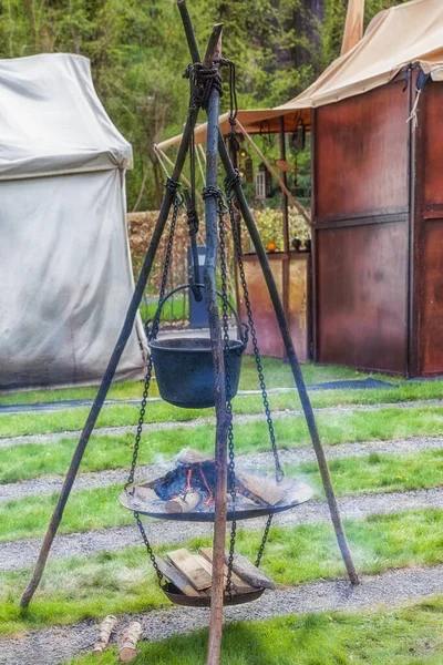 Mittelalterliche Feuerstelle Auf Einem Holzstativ lizenzfreie Stockfotos