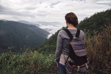 Sırt çantası ayakta dağlar, güzel doğa manzara yakınındaki kadınla