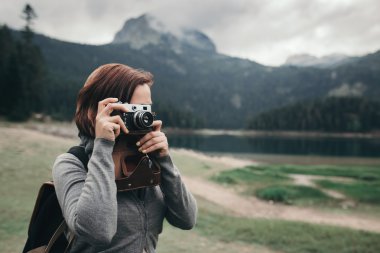 Kadın Gezgin ile vintage fotoğraf makinesi alarak bir fotoğraf, doğa manzara