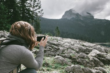 Kadın Gezgin alarak bir fotoğraf, doğa manzara smartphone ile