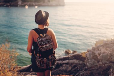 Kadın Gezgin ile Adriyatik Denizi, Sveti Stefan yakınındaki sırt çantası