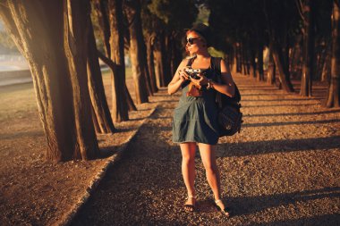 Gün batımında park sokakta vintage kamera kadınla