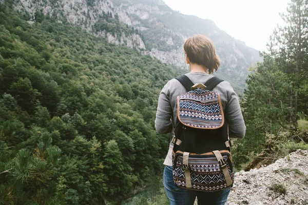 Mulher com mochila em pé perto de montanhas, bela paisagem da natureza — Fotografia de Stock