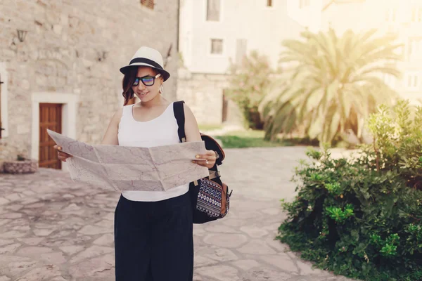 Viajero mujer con mapa en el casco antiguo durante el día — Foto de Stock