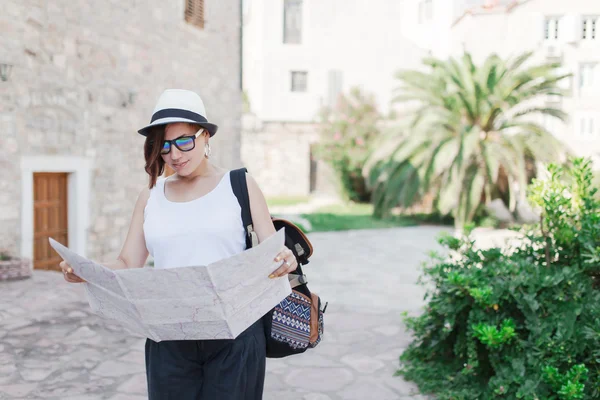 昼間で旧市街の地図を持つ女性旅行者 — ストック写真