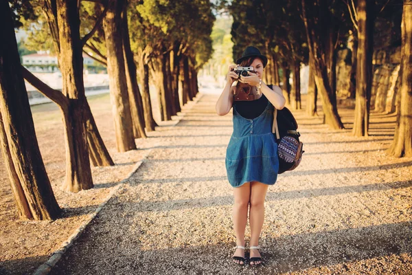 Gün batımında park sokakta vintage kamera kadınla