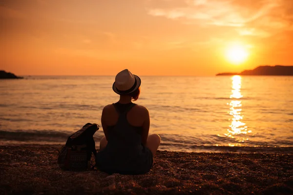 Gün batımında sahilde kadın siluet