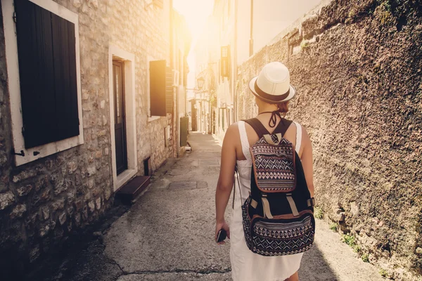 Sırt çantası seyahat tarihi kent sokak yürüyüş ile kadın