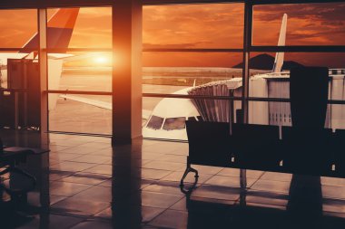 Uçak jet bridge yakınındaki havaalanında. İçinde görünüm