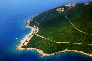 Adriyatik Denizi kıyısında, Yeşil dağlar. Doğa manzara