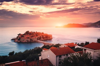 Sveti Stefan Adası'nda gündoğumu. Adriyatik Denizi, Karadağ
