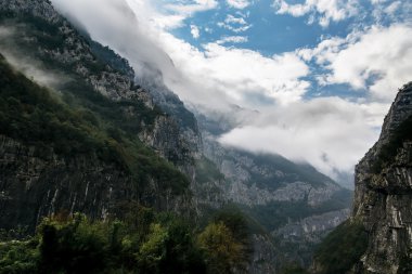 Yüksek dağlar ve bulutlar, güzel doğa manzara