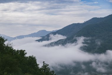 Yüksek dağlar ve bulutlar, güzel doğa manzara