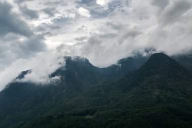 Yüksek dağlar ve bulutlar, güzel doğa manzara