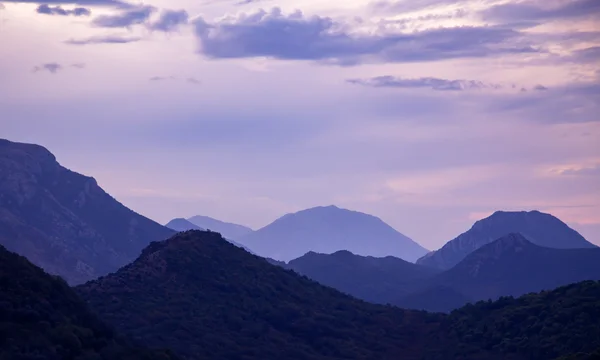 Montañas cubiertas al amanecer. Hermoso paisaje de naturaleza — Foto de Stock