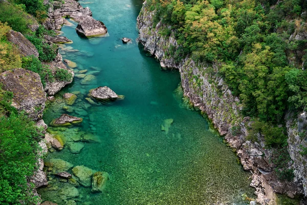 Canyon do rio Moraca no verão, paisagem natural. Montenegro — Fotografia de Stock