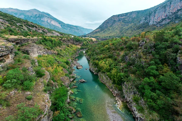 Moraca river canyon på sommaren, natur landskap. Montenegro — Stockfoto