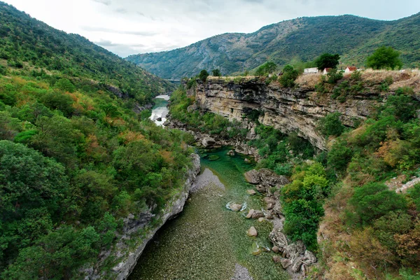 Moraca river canyon på sommaren, natur landskap. Montenegro — Stockfoto