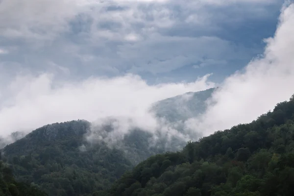Високі гори і хмари, красивий ландшафт природи — стокове фото