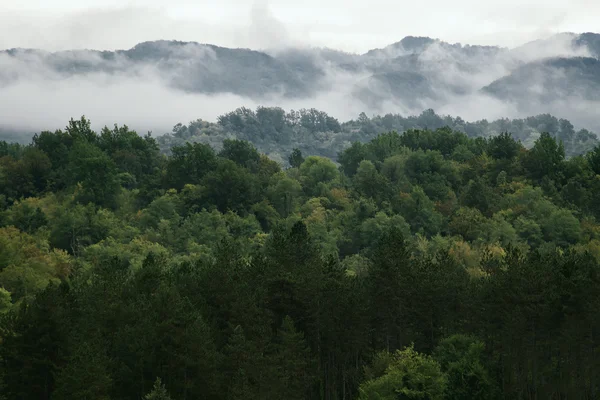 Yüksek dağlar ve bulutlar, güzel doğa manzara — Stok fotoğraf