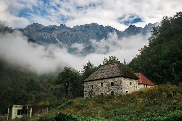 Високі гори і хмари, красивий ландшафт природи — стокове фото