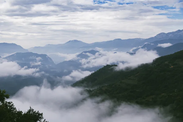 Altas montañas y nubes, hermoso paisaje natural — Foto de Stock