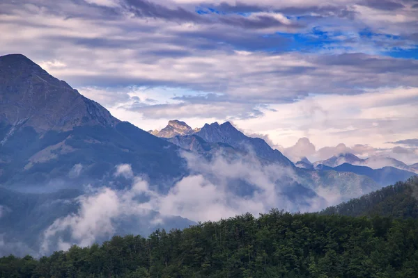 Alte montagne e nuvole, bellissimo paesaggio naturale — Foto Stock