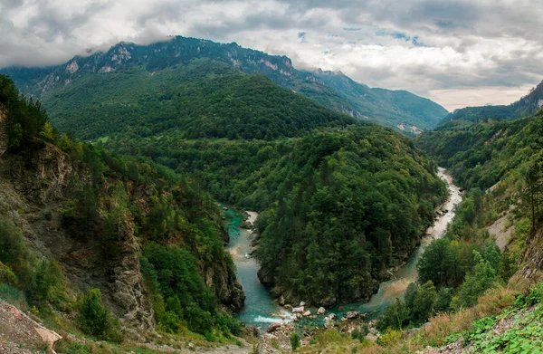 Canyon do rio azul claro, montanhas verdes da floresta, paisagem da natureza — Fotografia de Stock